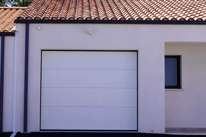Équipez votre garage de portes sur mesure alliant design, sécurité et confort.